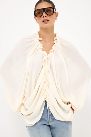 Cream Blusa de volantes drapeada