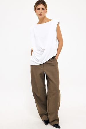 White Top med drapering og skarpe skuldre
