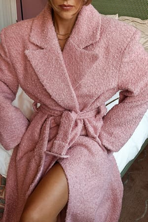Pink Jas met opvallende schouders