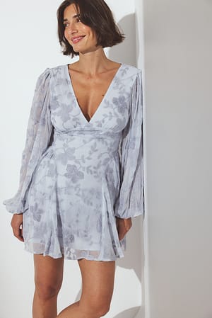Light Blue Minikjole i brodert chiffon med lange ermer