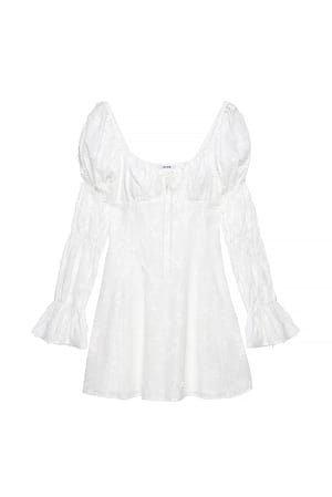 White Minikleid mit Rüschenärmeln und Stickerei