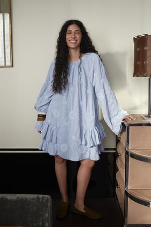 Blue Mini-Volumen-Kleid mit Stickerei
