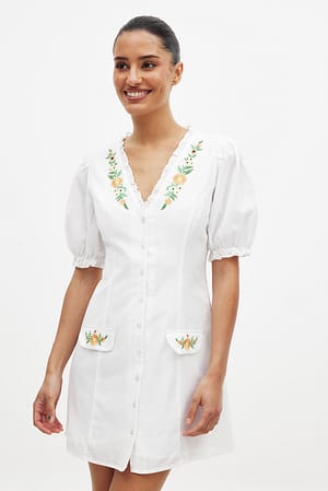 White Minikjole med knapper og broderidetalje