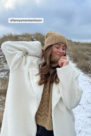 Beige Återvunnen kabelstickad bib med krage och öppna sidor