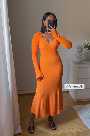 Orange Ribbad klänning med bystdetalj