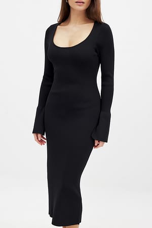 Black Midikleid mit Trompetenärmeln aus Feinstrick