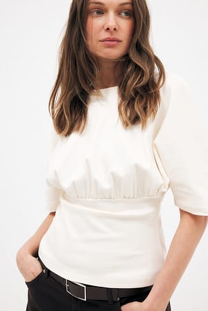 White T-shirt med tætsiddende talje