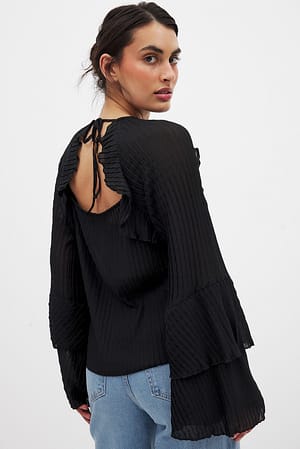 Black Bluse med vide ærmer og flæse