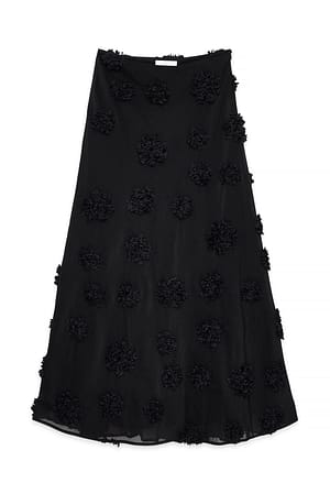 Black Maxinederdel med blomsterdetalje