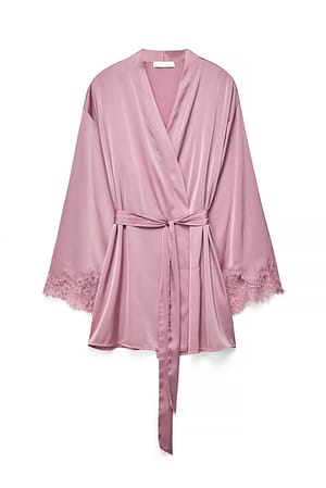Dusty Pink Blomstrete kimono i sateng med blonder