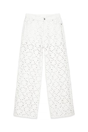 White Jeans mit Blumenmuster