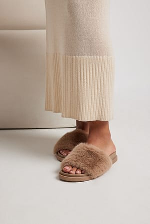 Beige Pluizige slippers