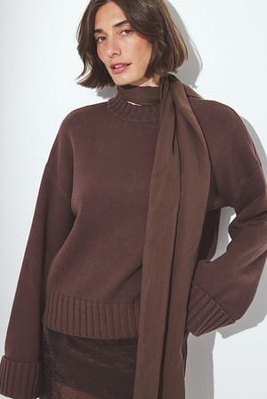 Dark Brown Strikket sweater med foldet ærme