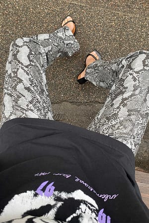 Grey Snake Pantalon en faux cuir imitation serpent à fente sur la jambe