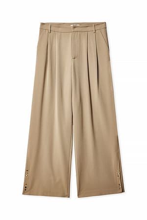 Beige Anzughose mit goldenen Knöpfen