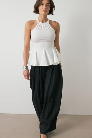Offwhite Top de satén plisado con escote halter