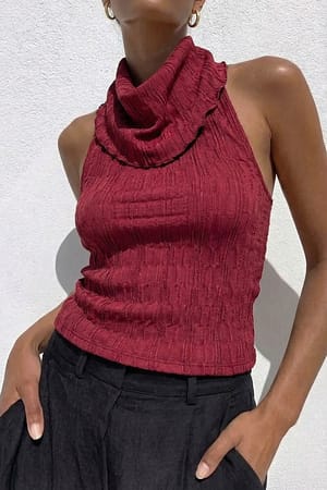 Plum Top estructurado con cuello halter