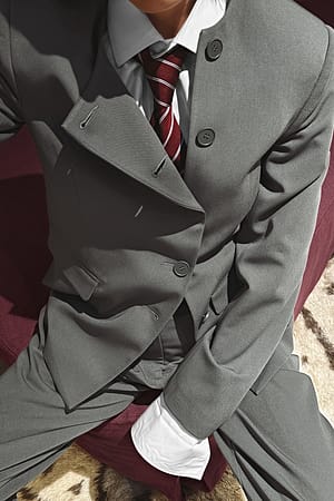 Grey Blazer mit hohem Kragen und Knöpfen