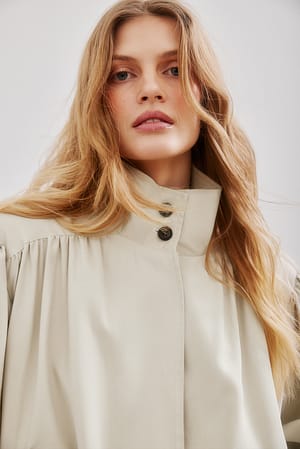 Light Beige Chaqueta vaporosa de cuello alto