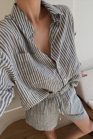 Grey/White Stripe Korte broek met halfhoge taille en haakinzet