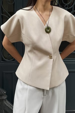 Beige taillierter Blazer mit kurzen Ärmeln