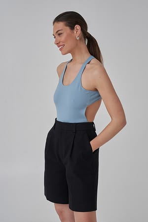 Black Bermudashort met plooi aan de voorkant