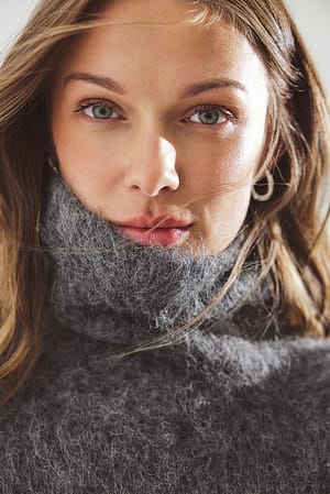 Mid Grey Strikket sweater i alpacablanding med rullekrave