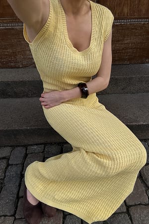 Yellow gehäkeltes Strick-Maxikleid mit kurzen Ärmeln