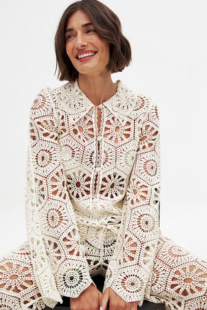 Offwhite gehäkeltes Stricktop mit langen Ärmeln