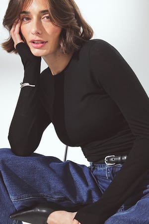 Black Top de punto de lana merino con cuello redondo