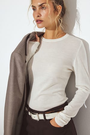 Offwhite Top de punto de lana merino con cuello redondo
