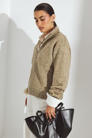 Beige Strickpullover mit Noppen und Reißverschluss