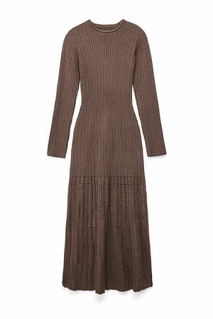 Dark Brown geripptes Maxikleid aus Strickstoff