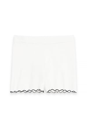 White Strikket shorts med bølgete kant