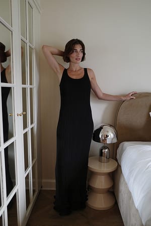 Black Strick-Maxikleid mit Rüschen und Rundhalsausschnitt