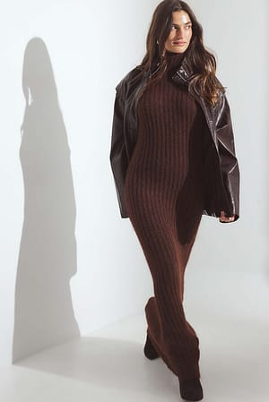 Warm Brown Stickad maxiklänning i ullblandning med turtleneck