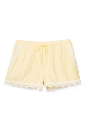 Light Yellow Minishorts med blondedetalje
