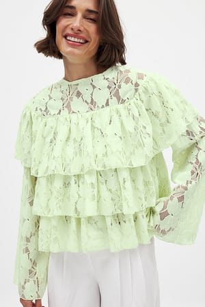 Light Green Blondebluse med flæse i lag