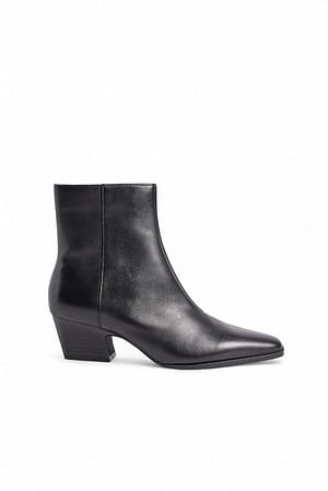 Black Botines de cuero con tacón cuadrado