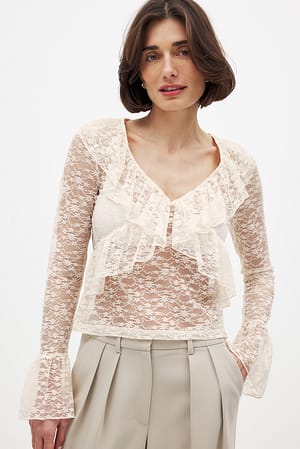 Cream Top de encaje de manga larga con volantes