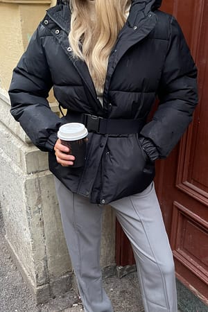 Black Gefütterte Jacke mit Gürtel aus recyceltem Material