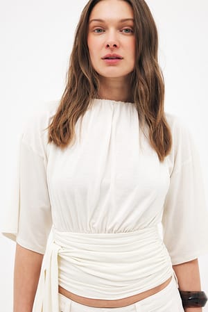 Offwhite Top con cintura marcada y lazo