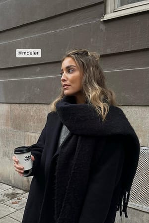 Black Återvunnen mjuk scarf med flätade fransar