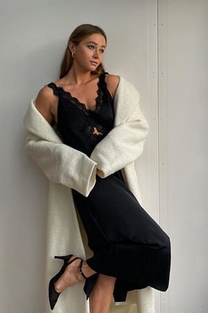 Black Robe mi-longue en satin et dentelle