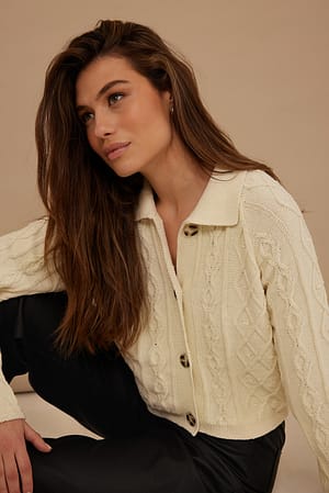 Off White Cardigan mit Knopfdetail am Kragen