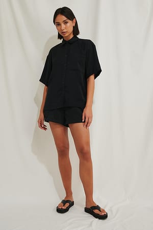 Black Shorts med dragskodetalj