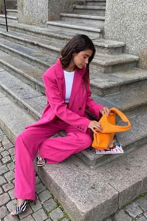 Pink Bundfaltenhose mit weiten Beinen aus recyceltem Material