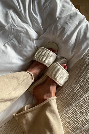 Offwhite Thuisslippers met klittenband