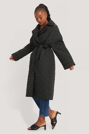 Black Quiltad Kappa Med Slits Bak