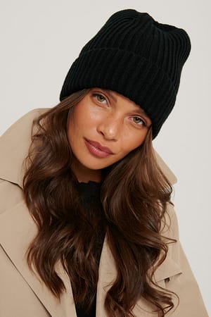 Black Basic Knitted Beanie